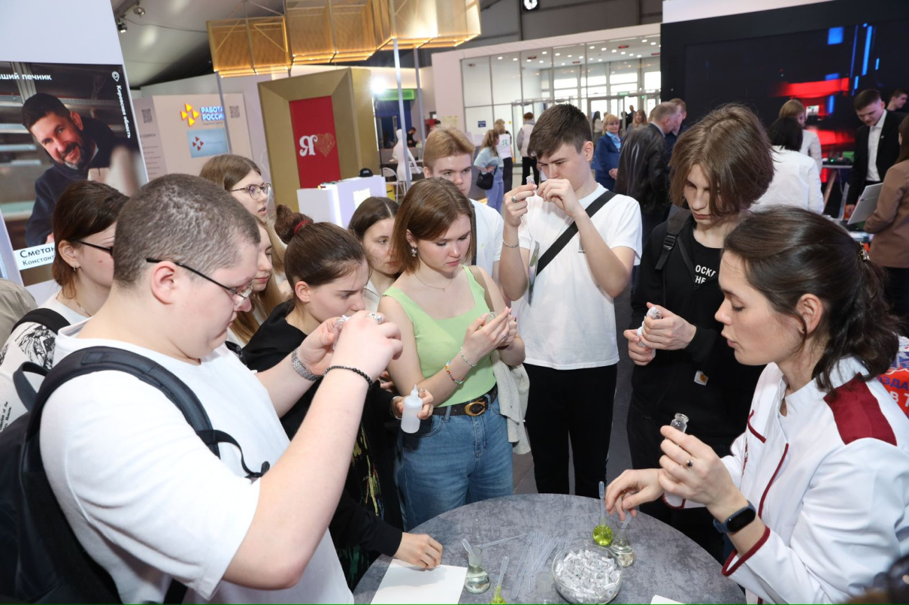 Более 200 школьников приняли участие в мастер-классах СибГМУ на крупном фестивале в Москве