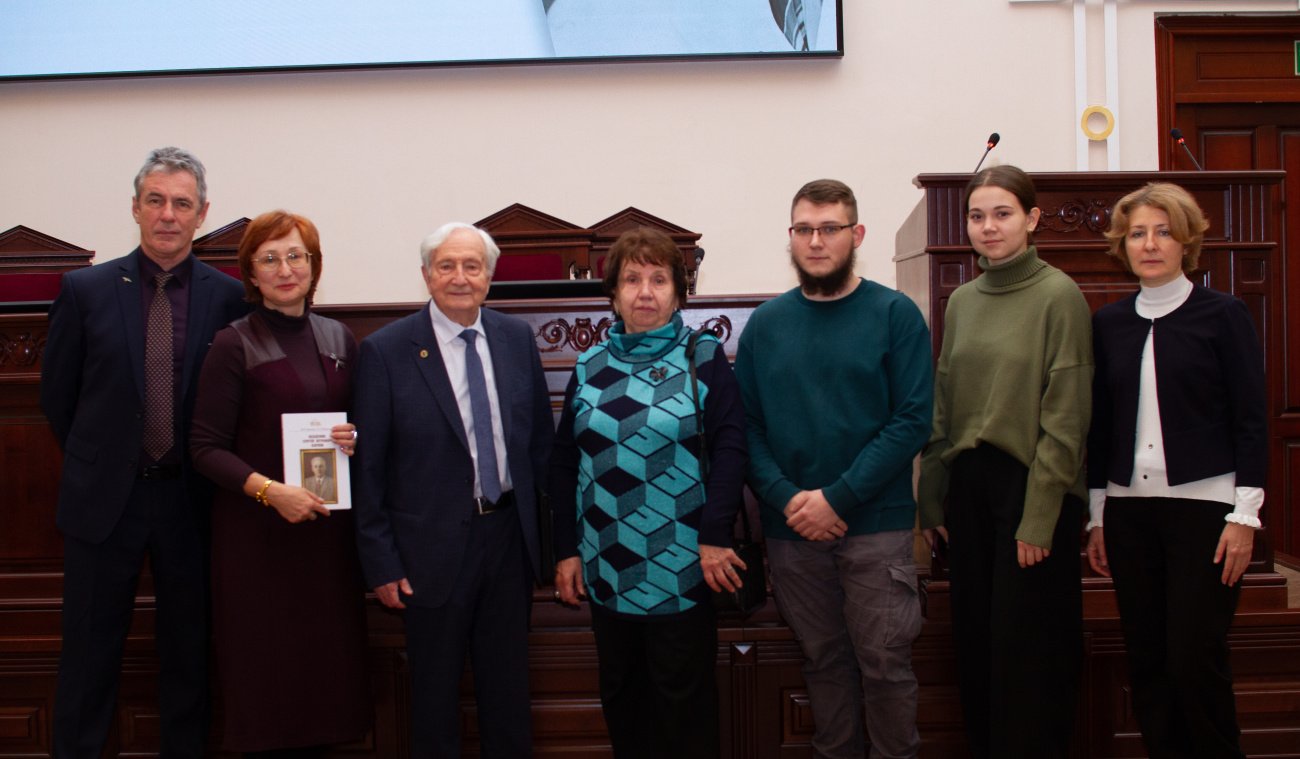 В СибГМУ состоялась презентация книги памяти советского микробиолога Сергея Карпова