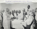 Операцию в противогазах проводит профессор А.С. Смирнов. 1938 г.