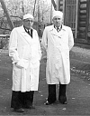 Профессора И.С. Венгеровский и В.И. Москвин во дворе детской больницы № 1 г. Томска