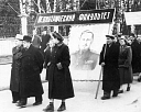 Декан И.С. Венгеровский во главе колонны студентов и преподавателей педиатрического факультета на демонстрации 7 ноября 1957 г.