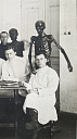 Занятие в музее анатомии человека. Фрагмент фотографии. Конец 1920-х гг.