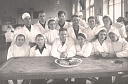 А.И. Осипов, ассистент кафедры нормальной анатомии с группой студентов. 1955 г.