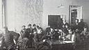 Практическое занятие по зоологии. Томск, 1910 г. Стоят профессор Н.Ф. Кащенко и ассистент С.М. Чугунов