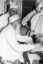 И.С. Венгеровский консультирует хирургов во время сложной операции. 1963 г.